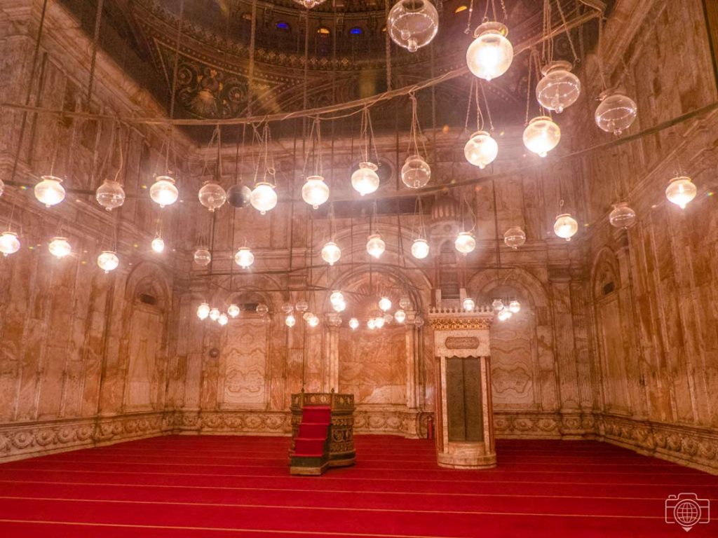 sala-oración-pulpito-mezquita-alabastro
