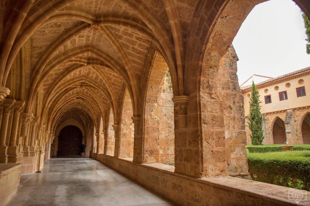 claustro-monasterio-piedra