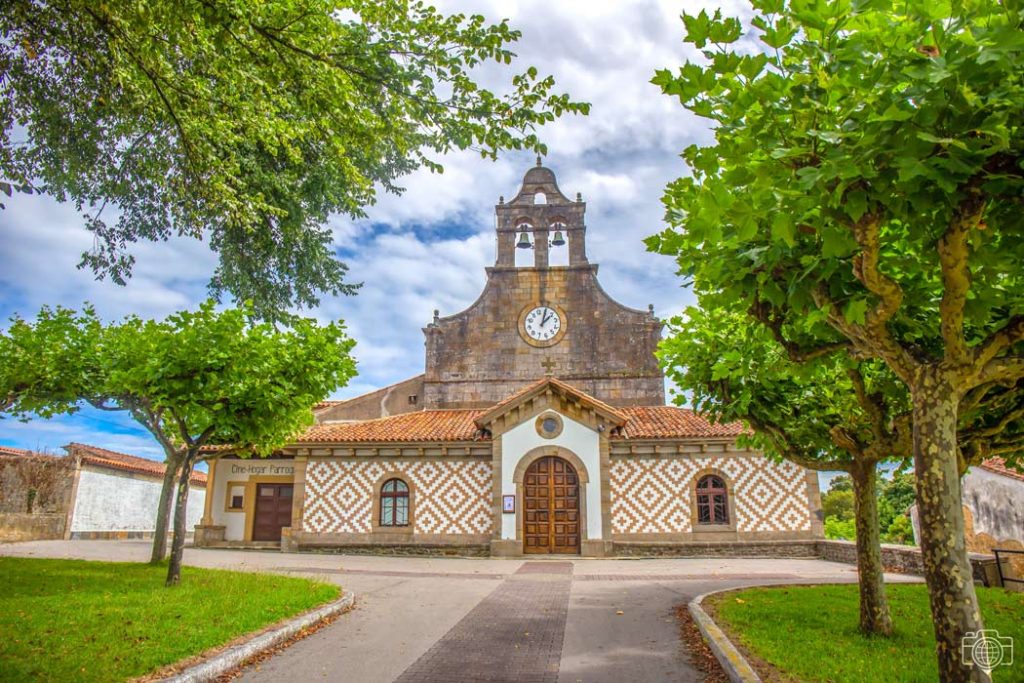 Iglesia-de-San-Esteban-de-Leces-arboles