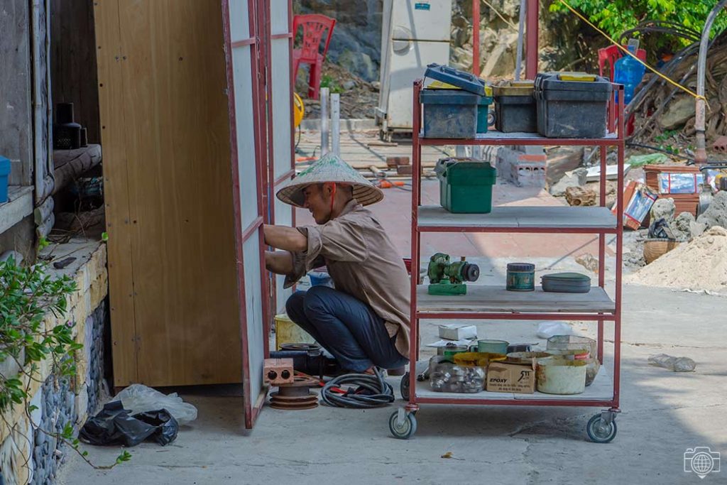 vietnamita-arreglando-puerta